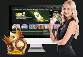 Meja Bandar Poker di pusat123 dengan dealer dan pemain yang duduk di sekitar meja